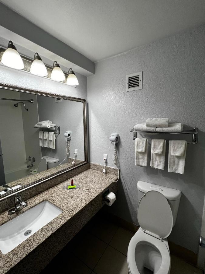 Super 8 By Wyndham Fort Worth Entertainment District Ngoại thất bức ảnh