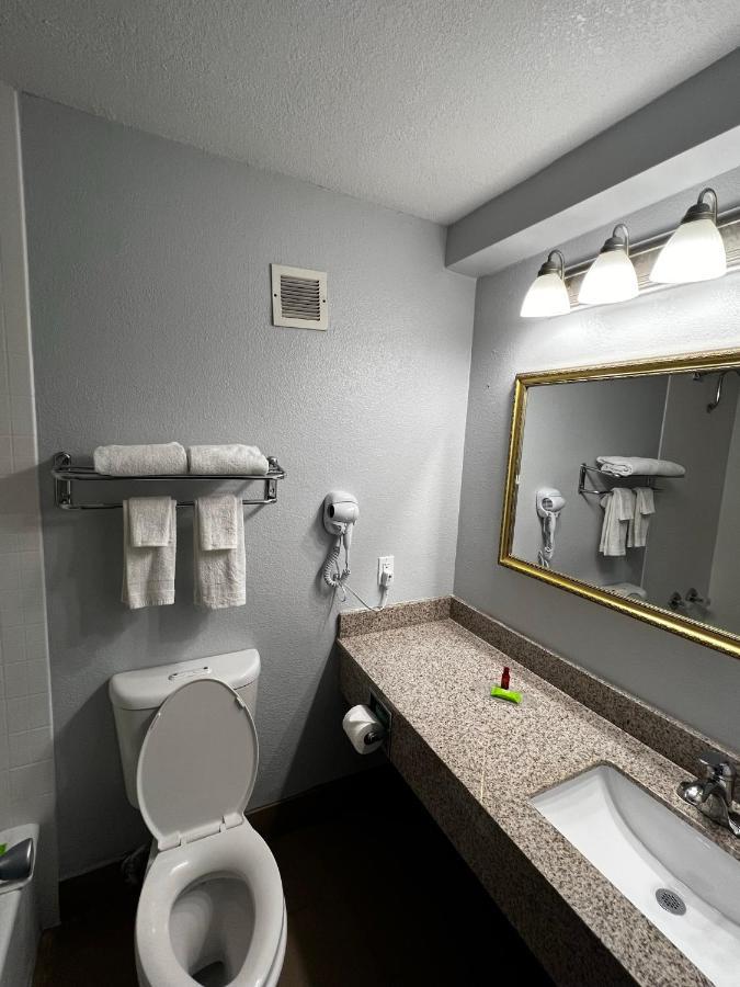 Super 8 By Wyndham Fort Worth Entertainment District Ngoại thất bức ảnh